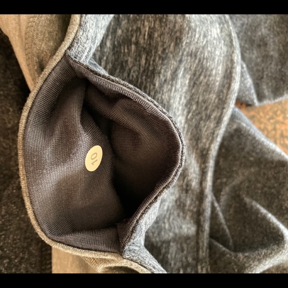 🍋Lululemon Cropped  Grey Heathered Leggings Sz 10 - Picture 2 of 2